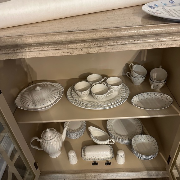 China: Johnson Brothers! Pattern “Melody”! 41 piece set! Never used! - Picture 2 of 5